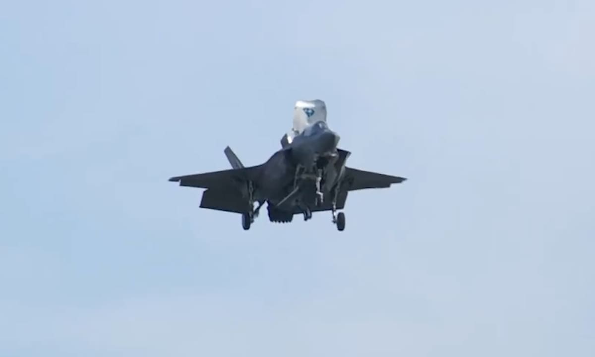 Американский F-35B демонстрирует парение на месте