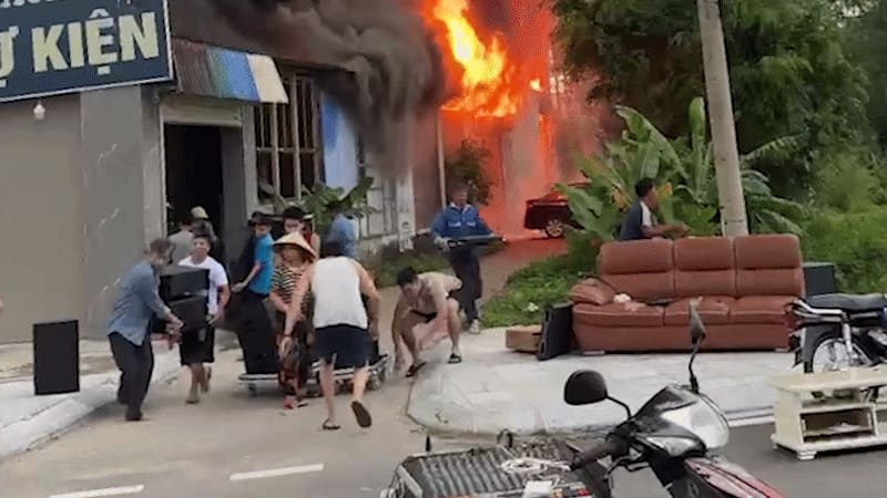Hàng xóm lao vào cứu tài sản khỏi căn nhà cháy