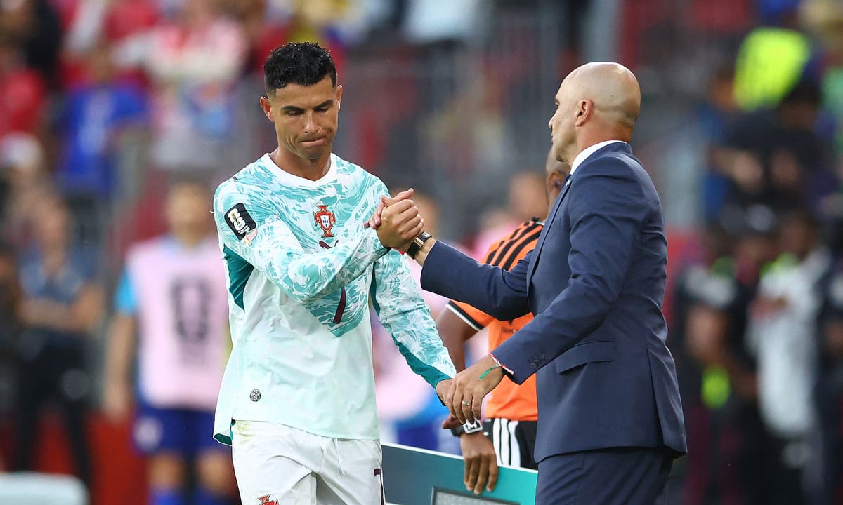 Figo: 'Có những cầu thủ Bồ Đào Nha không muốn Ronaldo trong đội'