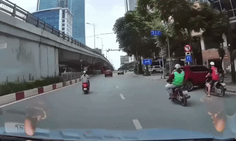 Ôtô lùi xuống đường tông văng xe máy và ôtô khác