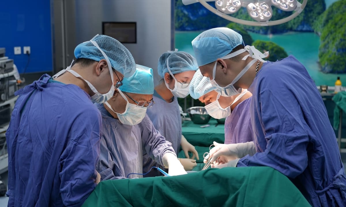 Cứu bệnh nhân bị bó sắt 3 tấn đè dập nội tạng