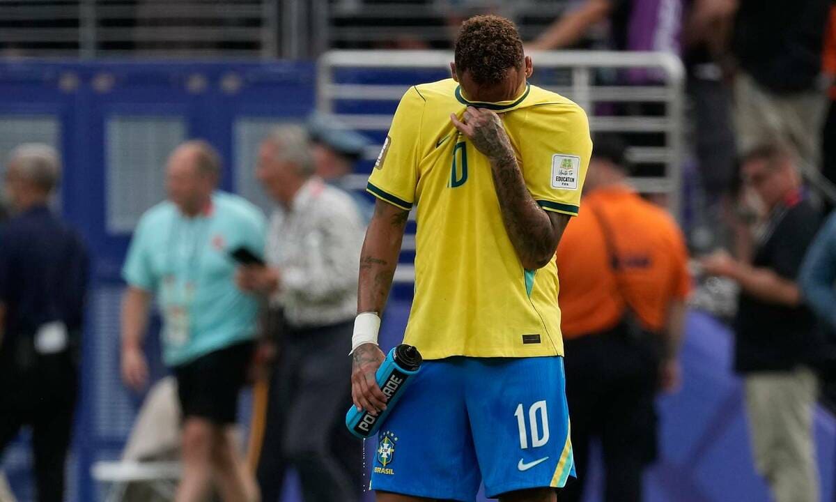 Neymar khóc trong ngày san bằng kỷ lục của Pele