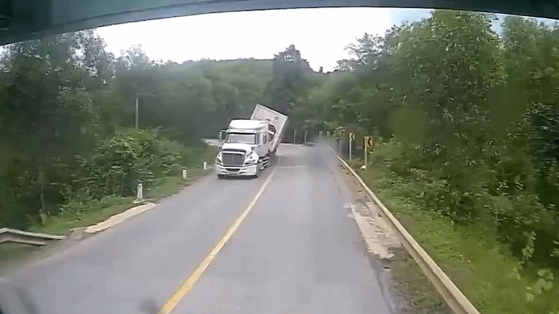 Giải cứu tài xế mắc kẹt sau tai nạn xe container