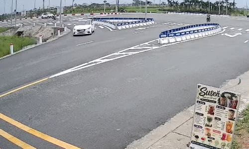 Đột ngột quay đầu ở đường cấm, ôtô húc ngã xe máy