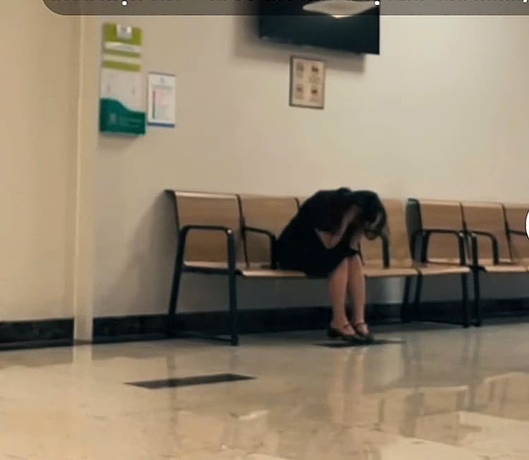 27-летняя девушка галлюцинирует, причиняет себе боль после шока от того, что ее предал любовник
