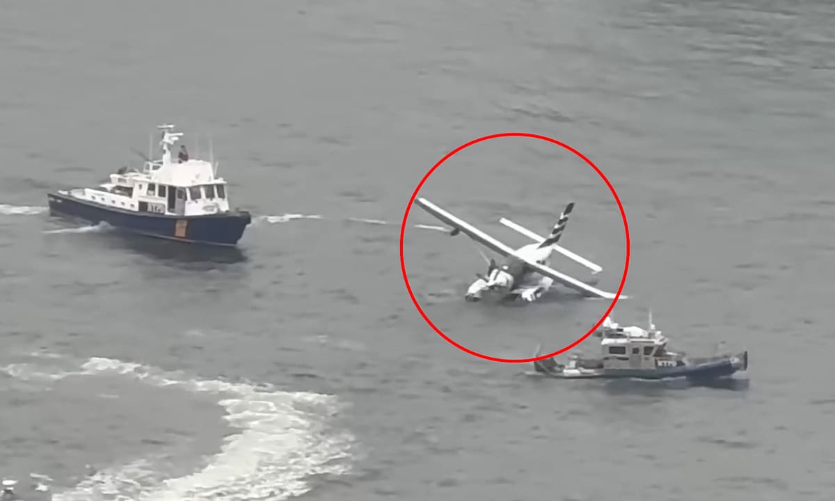 Гидросамолет, перевозящий 8 человек, совершает аварийную посадку в реке между Нью-Йорком