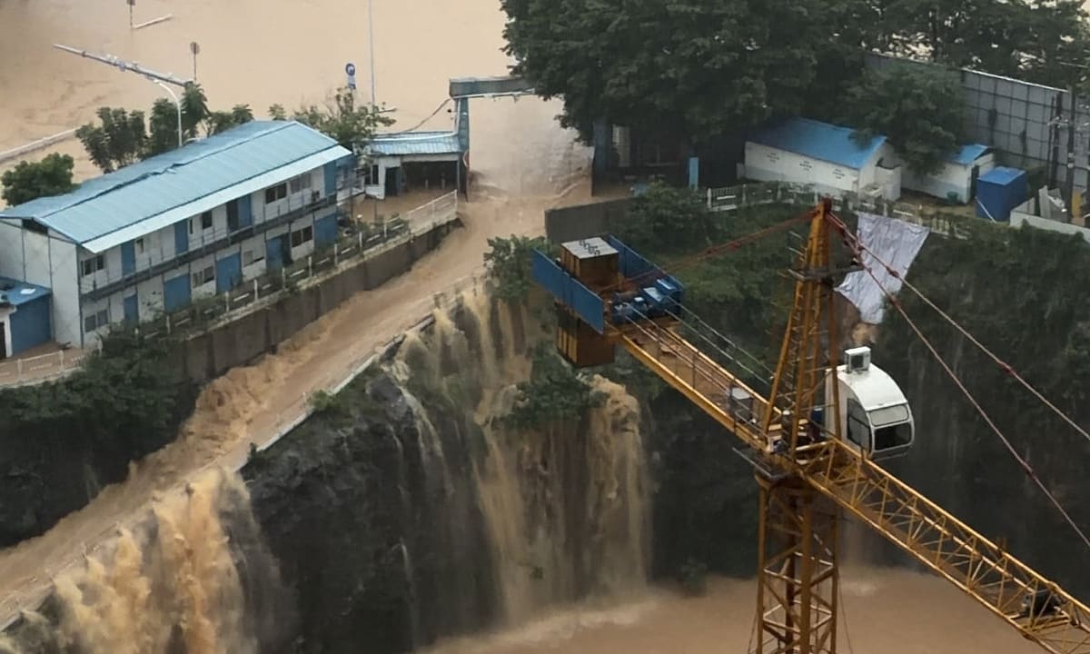 Сильный дождь вызвал разрыв водохранилища, Нам Нинь выпустил самое большое предупреждение