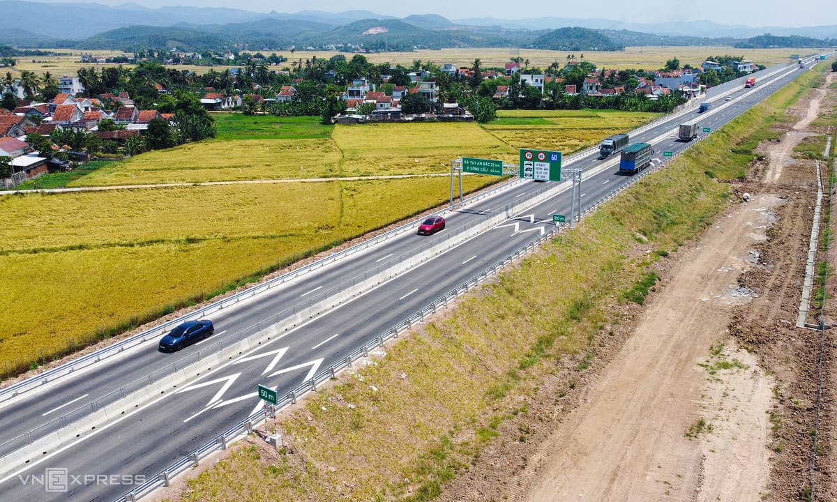 Đóng 23 km cao tốc Chí Thạnh - Vân Phong trong hai ngày