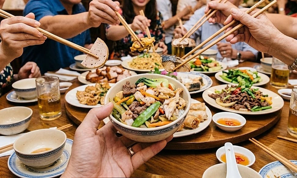 Tôi không dám động đũa khi cả bàn tiệc gắp thức ăn cho nhau