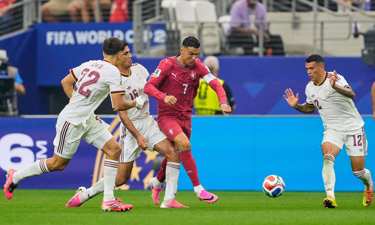 Ronaldo nhận điểm thấp nhất trận thua Tây Ban Nha