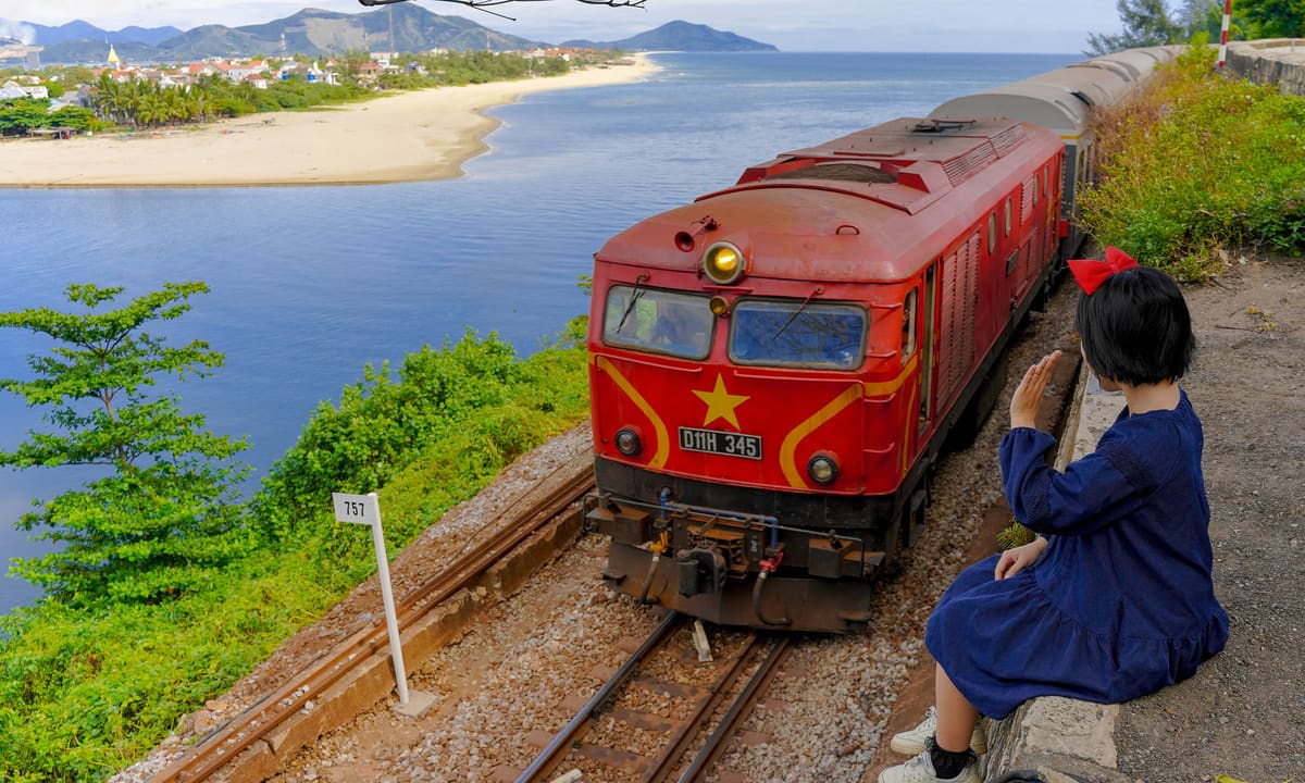 Du khách săn ảnh tàu hỏa chạy qua vịnh Lăng Cô