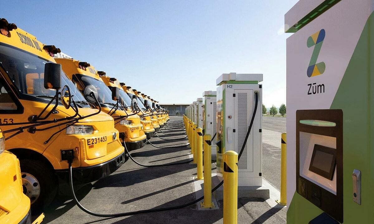 Xe buýt điện 'cứu' lưới điện Mỹ trong những ngày nắng nóng