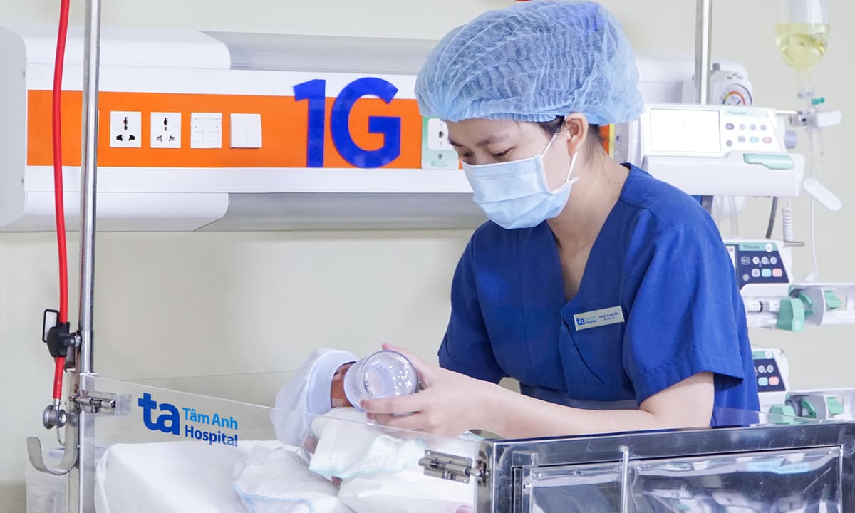 Bé sinh non 1,5 kg sốc nhiễm trùng do dính ruột