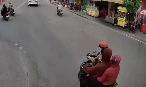 Hai xe máy mắc kéo nhau ngã vì 'chung đường khác hướng'