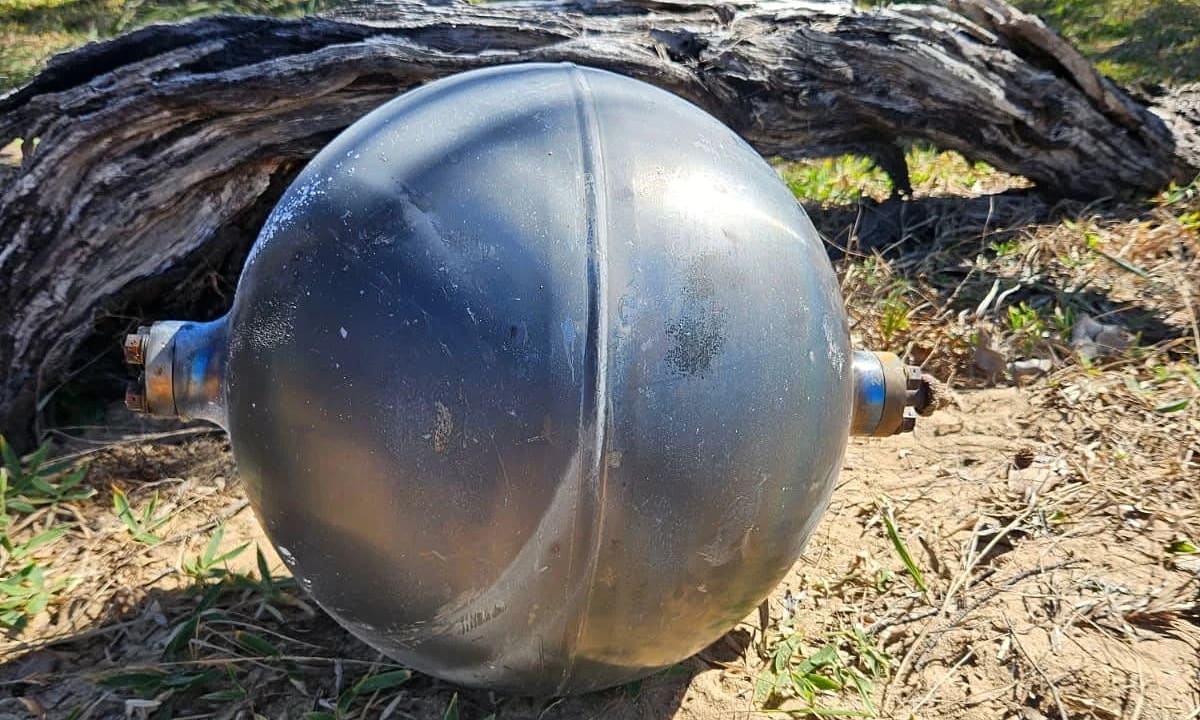 Bãi biển Australia đóng cửa vì 'những quả cầu đen bí ẩn'