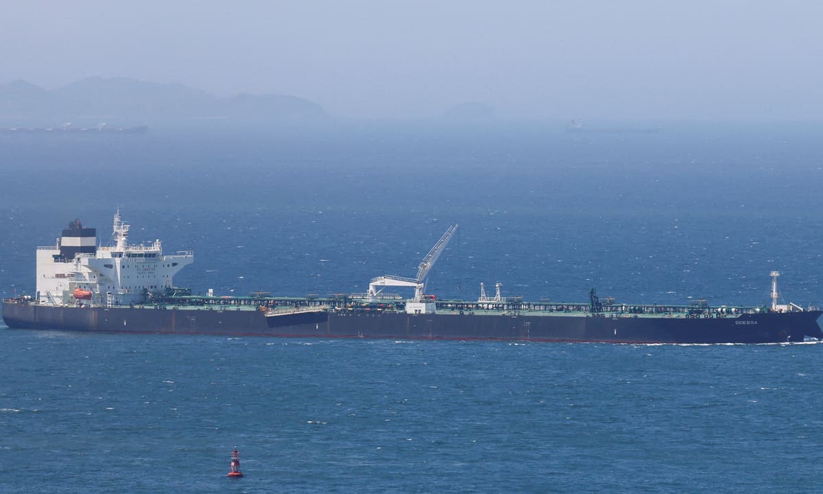 Tàu dầu bốc cháy gần Hormuz, có thể do trúng tên lửa Iran