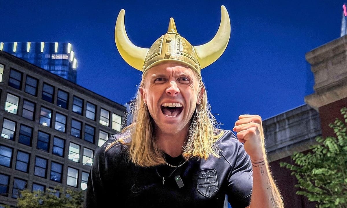 Người sáng tạo điệu chèo thuyền Viking gây bão ở World Cup