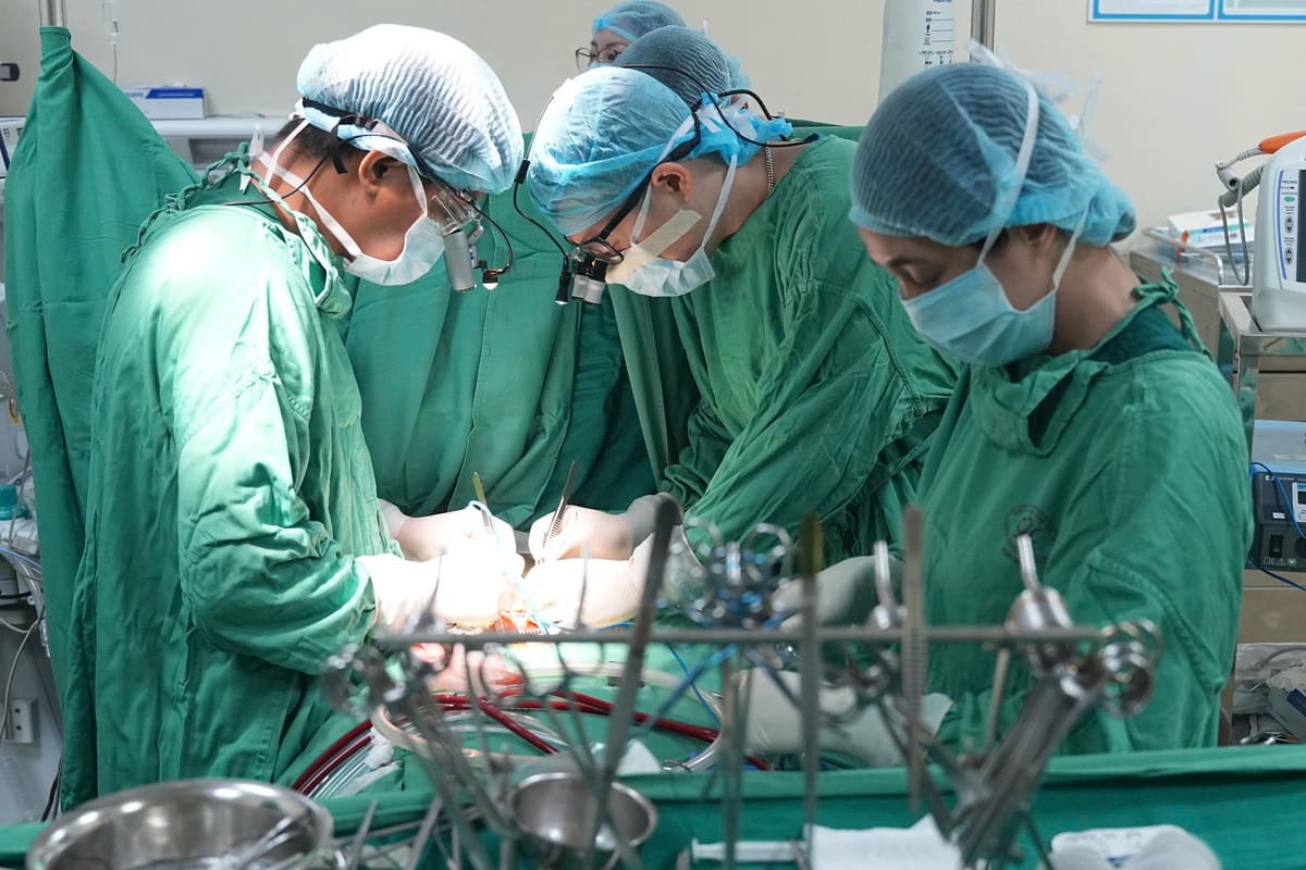 Ca đại phẫu sửa toàn bộ trái tim cho bé sinh non nặng 1,5 kg
