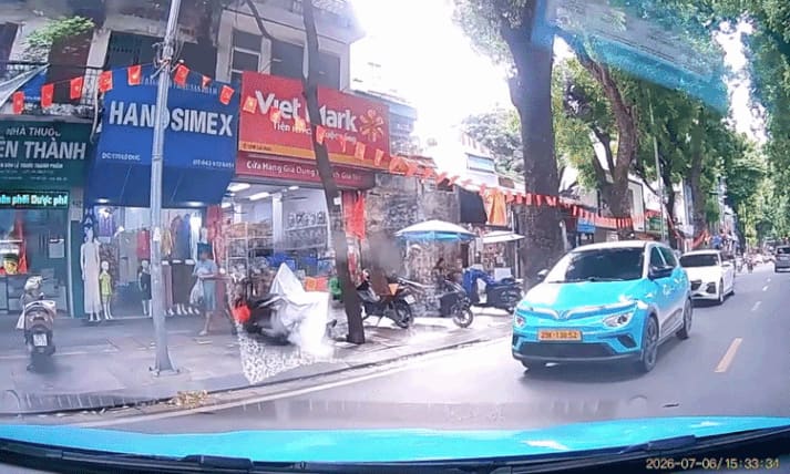 Ôtô quay đầu xe đâm ngã hai cô gái đi xe máy - ai sai?