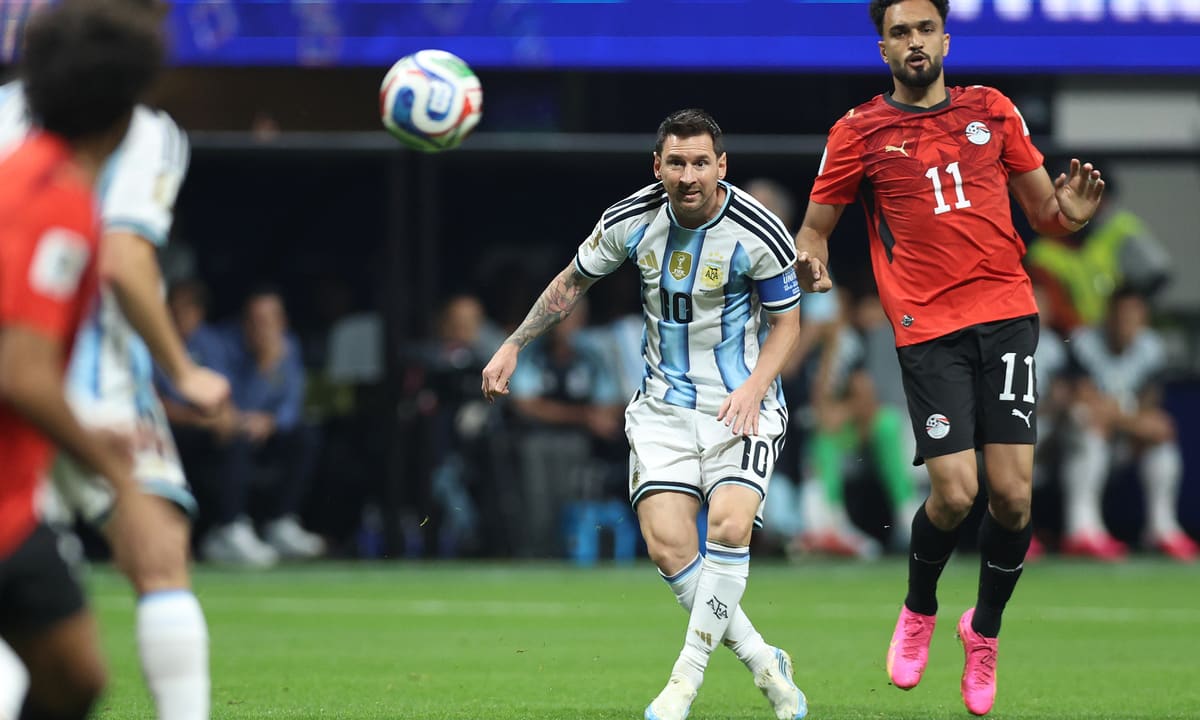 Argentina 0-1 Ai Cập (H1): Messi sút trượt penalty