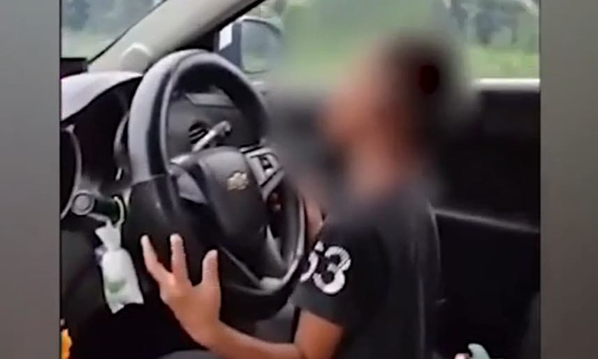 Video 'bé trai 7 tuổi lái ôtô' gây phẫn nộ vì thú vui mạng xã hội