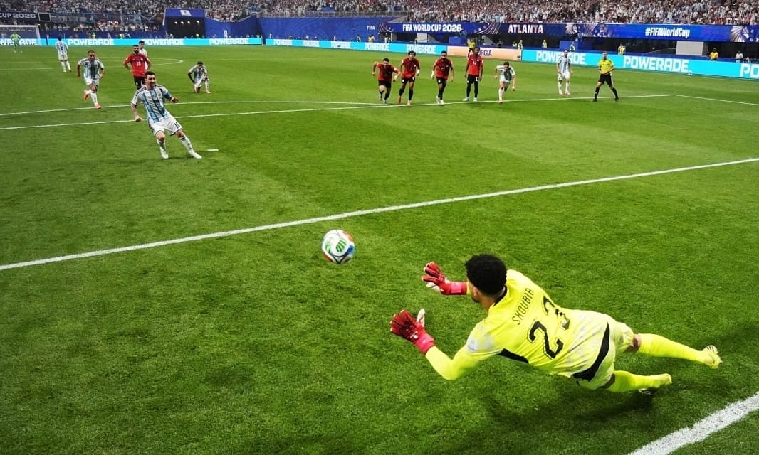 Vì sao Messi thường xuyên sút hỏng phạt đền?
