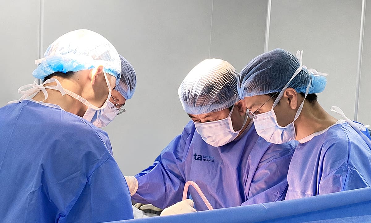 Phối hợp đa chuyên khoa cứu chàng trai bị xe tải cán qua người