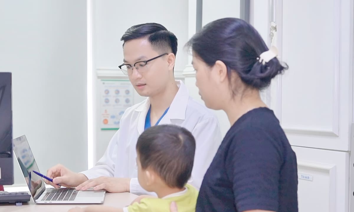 Bé 27 tháng tuổi có khối ăn mòn xương tai