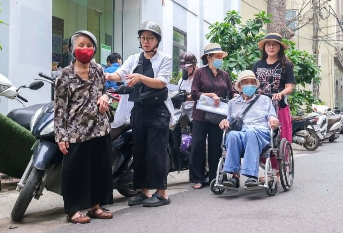 Hà Nội sẽ trả lương hưu tại nhà cho người không thể ủy quyền
