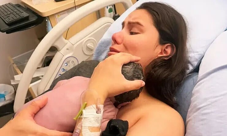 Мать заснула и проснулась, увидев под одеялом самостоятельно рожденного ребенка.