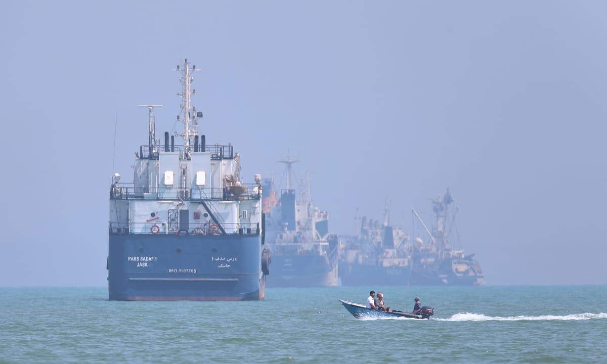 Bất đồng ở Hormuz nguy cơ thiêu rụi lệnh ngừng bắn Mỹ - Iran