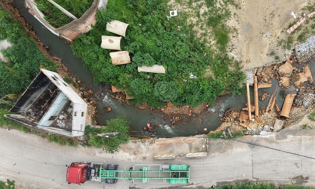 Suối từng cuốn ôtô ở Đồng Nai sạt lở, uy hiếp nhà dân