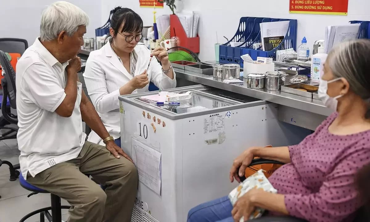 Cắt nửa liều thuốc, giấu bệnh vì 'không muốn làm phiền con'