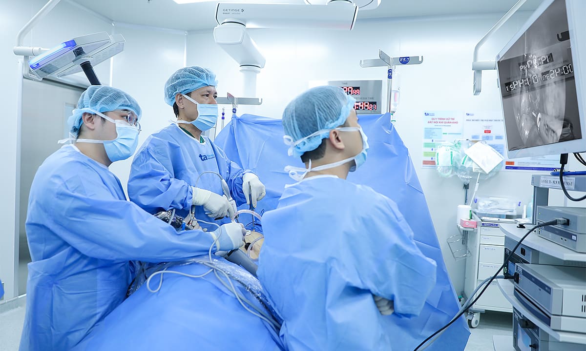 U to bằng quả bưởi xâm chiếm lồng ngực cô gái