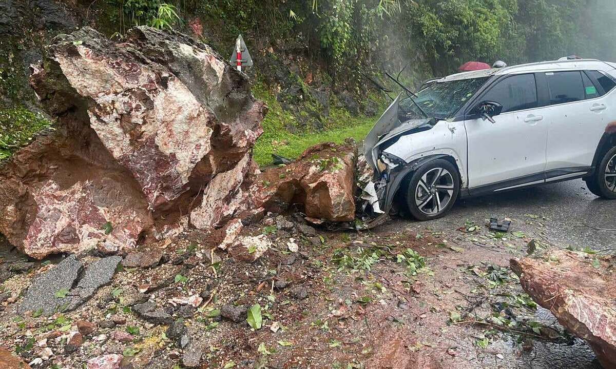 Đá lăn đè trúng ôtô trên quốc lộ 6
