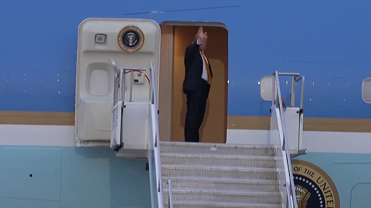 Г-н Трамп летал на старом самолете Air Force One вместо самолета Катара