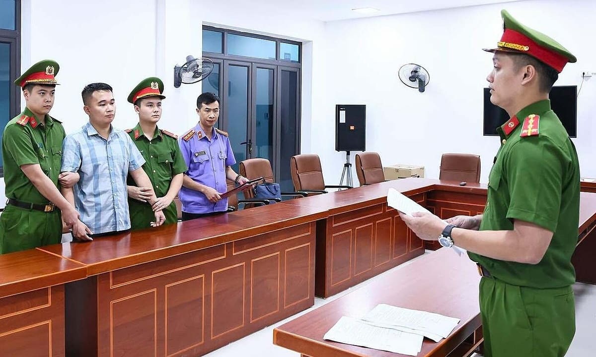 Учитель специализированной школы Tuyen Quang идет в экзаменационную комнату, чтобы «напрямую напомнить ученикам»