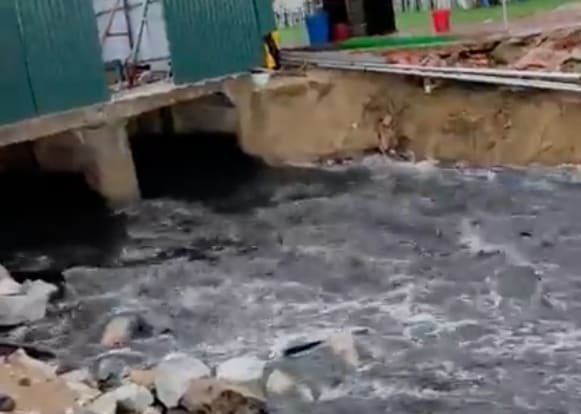 Черные сточные воды вылились на пляж Сэма Сона