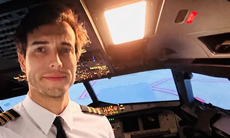 Учитель выпрыгнул из самолета, оставив учеников на произвол судьбы.