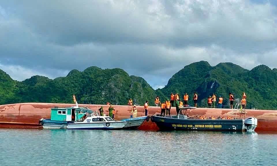 Lật tàu trên biển Vân Đồn, hai người mắc kẹt