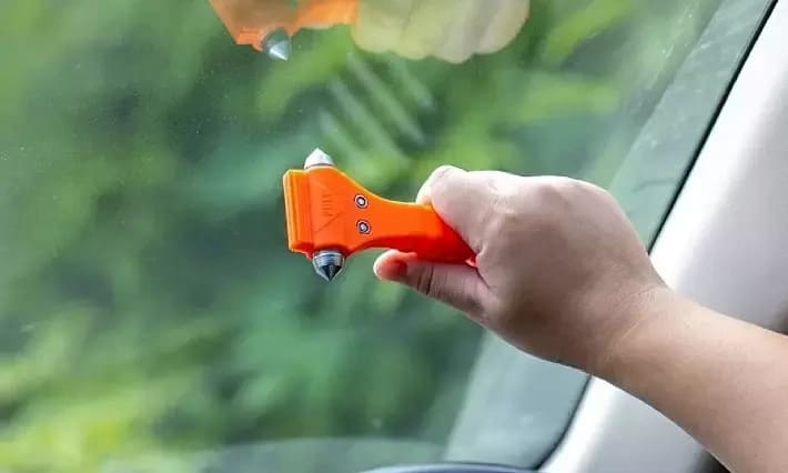 Đề xuất ôtô không trang bị búa phá kính sẽ trượt đăng kiểm