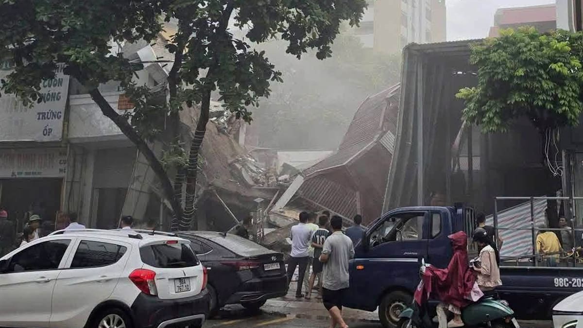 Hàng xóm: 'Dãy nhà đổ sập như pháo nổ, bụi mù mịt'