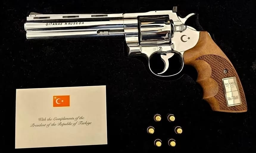 Tổng thống Thổ Nhĩ Kỳ tặng súng cho các lãnh đạo NATO