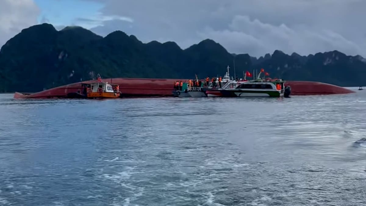 Hiện trường tàu hàng bị lật trên biển Vân Đồn
