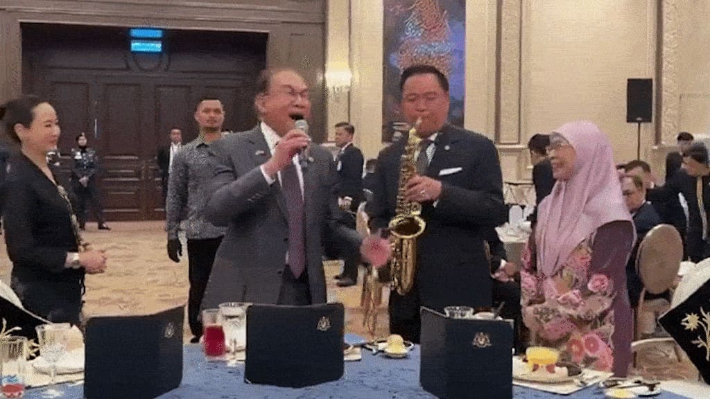 Thủ tướng Thái Lan chơi saxophone, đệm cho Thủ tướng Malaysia hát