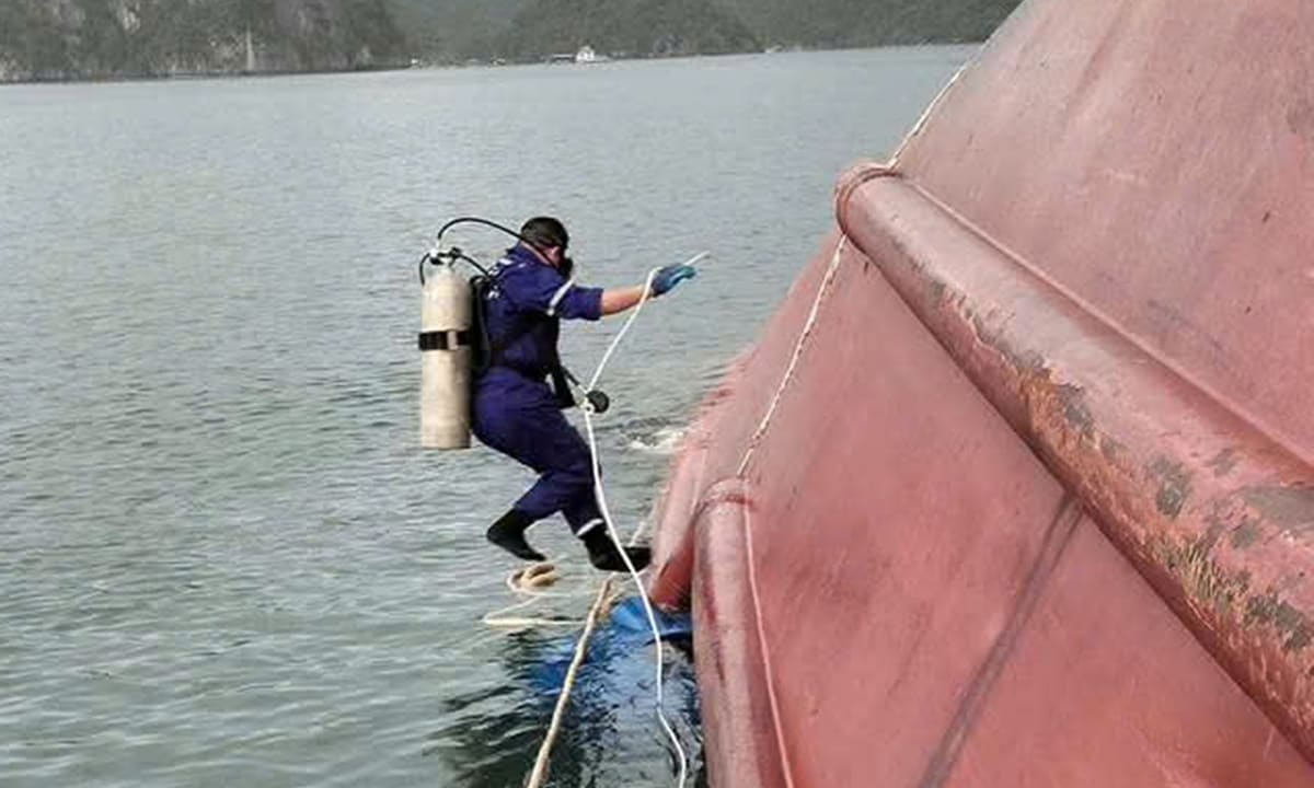 Tìm thấy một thi thể trong tàu hàng lật ở Vân Đồn