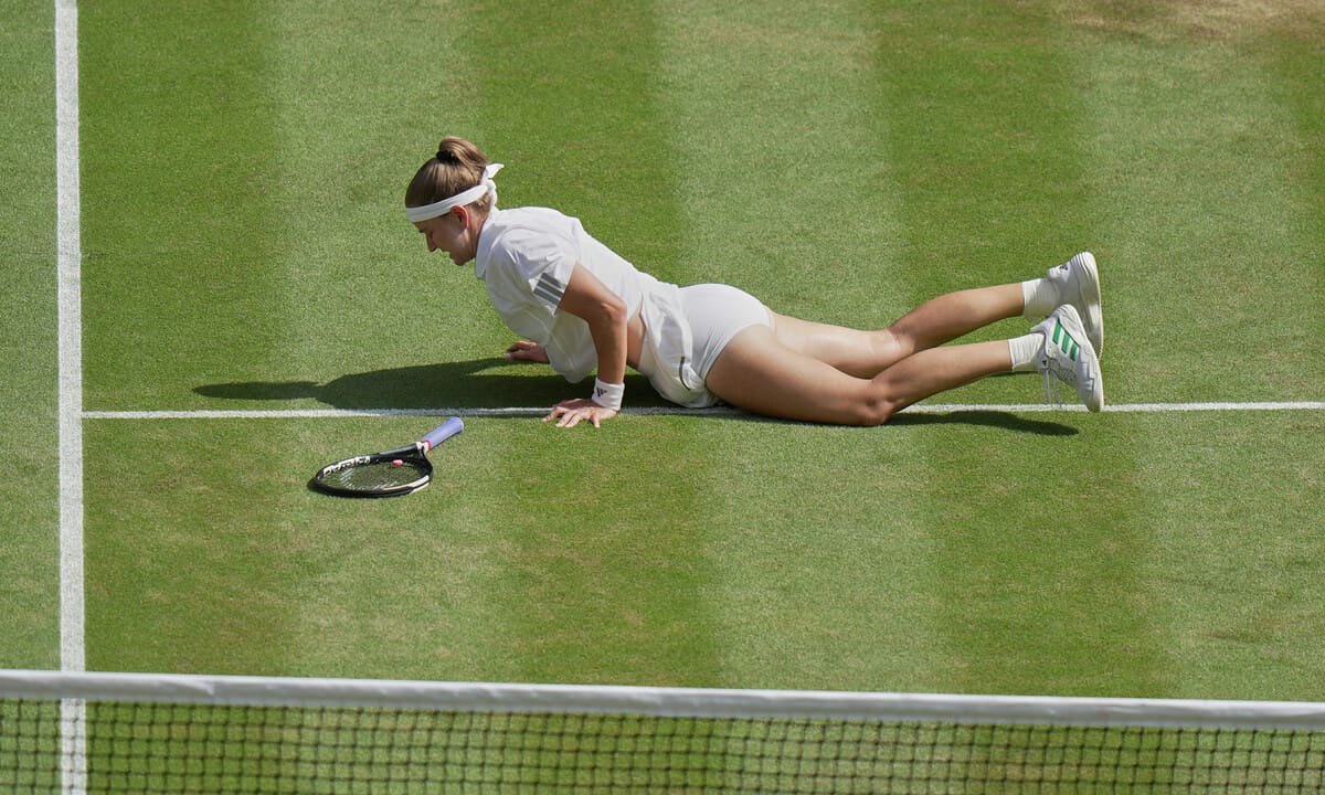 Trượt ngã cũng là một kỹ năng ở Wimbledon