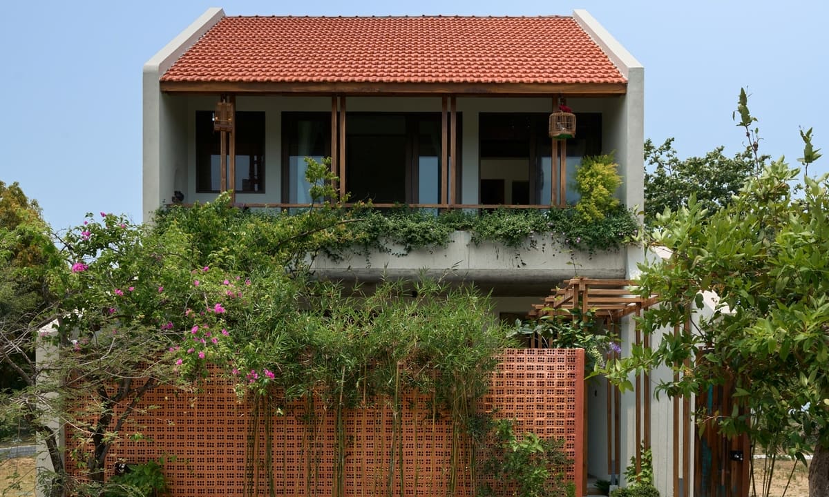 Nhà mái ngói đỏ mở không gian đón nắng, gió