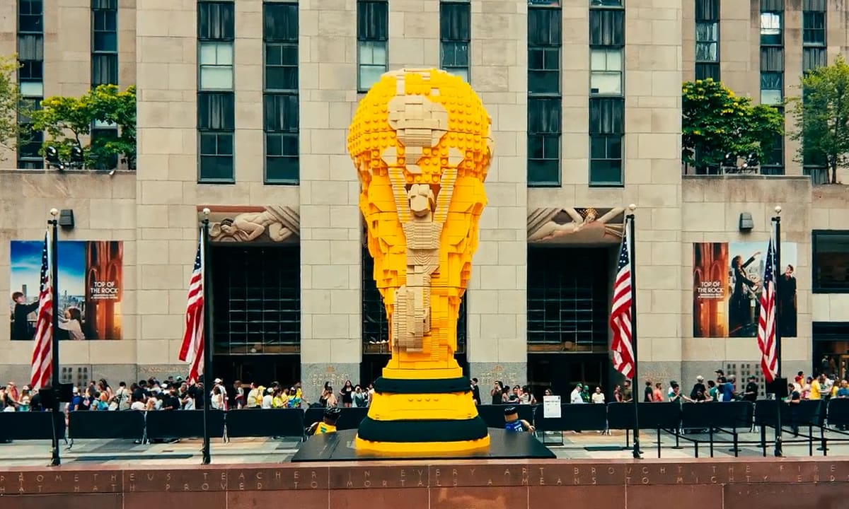 Cup khổng lồ làm từ 1,3 triệu mảnh lego ở New York