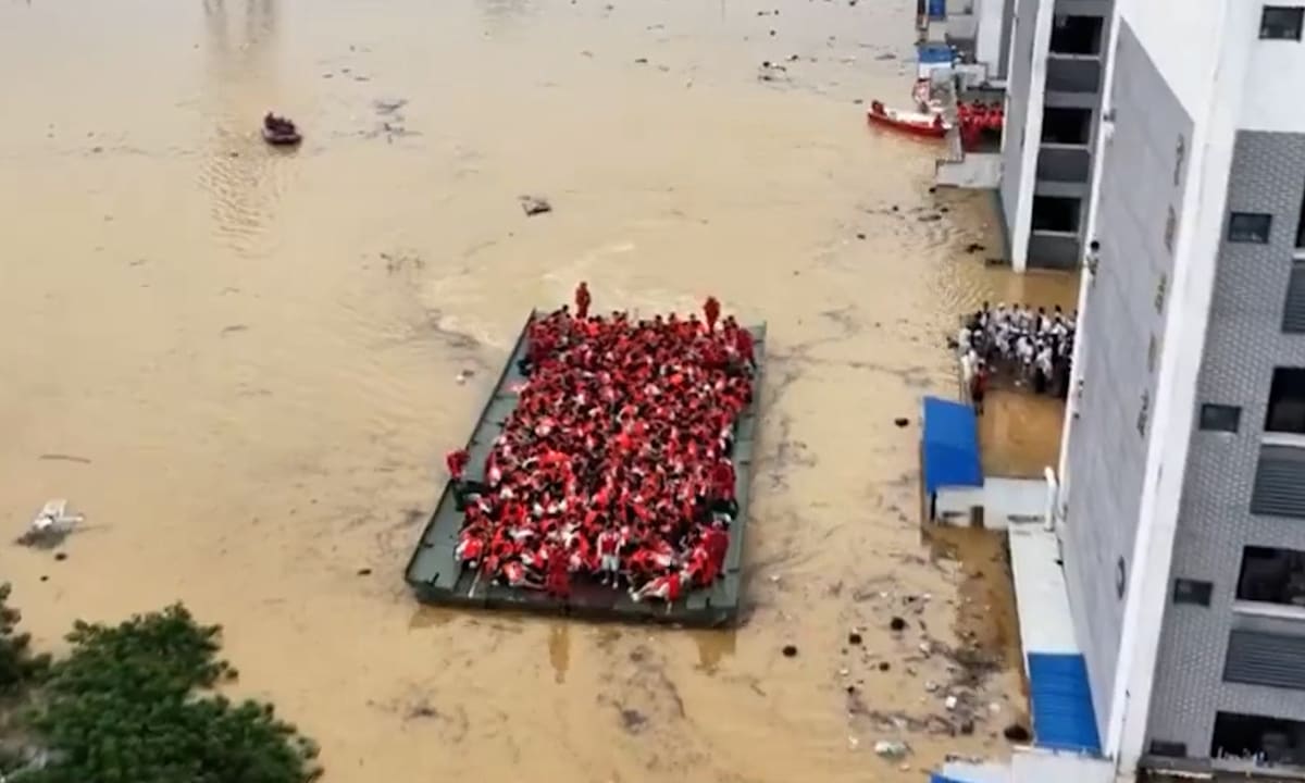 Hơn 10.000 học sinh, giáo viên Trung Quốc sơ tán bằng cầu phao